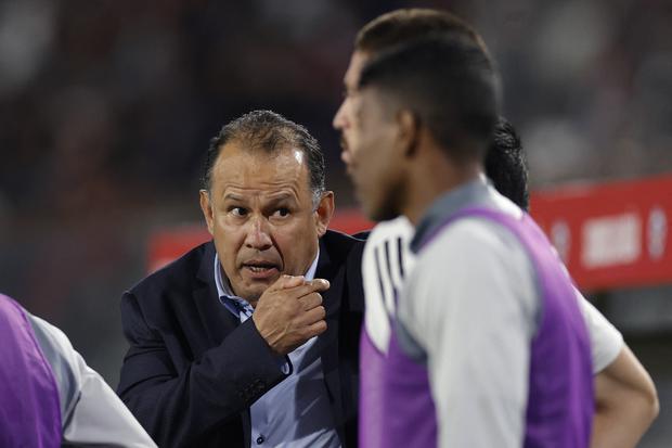 Peru's coach Juan Reynoso gives instructions to his playes during the 2026 FIFA World Cup South American qualification football match between Chile and Peru at the David Arellano Monumental stadium in Macul, Santiago, on October 12, 2023. (Photo by MARTIN BERNETTI / AFP)