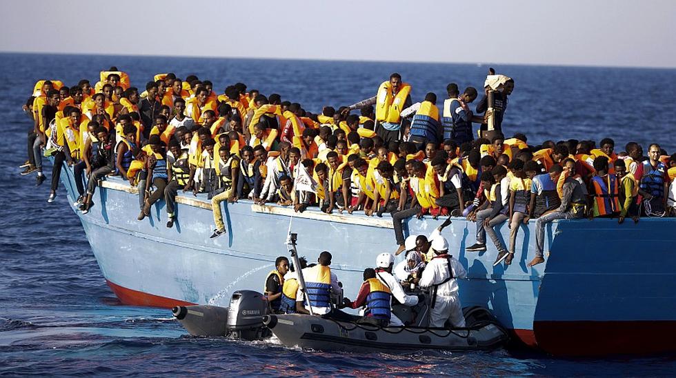 Los migrantes que saltaron de las embarcaciones hacinadas en las que viajaban fueron ayudados por rescatistas italianos y de organizaciones no gubernamentales. (Foto: AP)