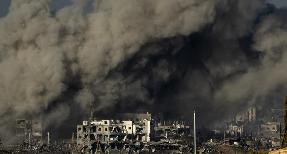 El humo se eleva durante un bombardeo de Israel en el norte de la Franja de Gaza el 15 de noviembre de 2023. (Foto de FADEL SENNA / AFP).