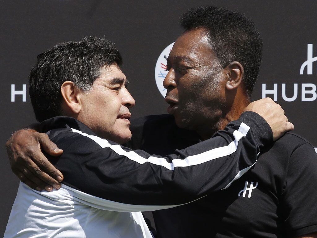 Diego Maradona y Pelé se abrazon en París y se prometieron \"no pelear más\" | Foto: AFP