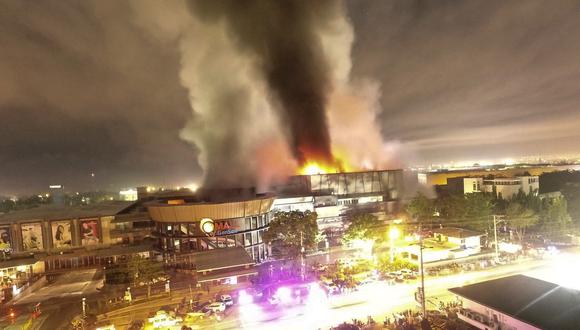 Fotografía tomada desde un dron de un centro comercial en llamas a causa del terremoto de magnitud 6.4. (Foto: EFE)