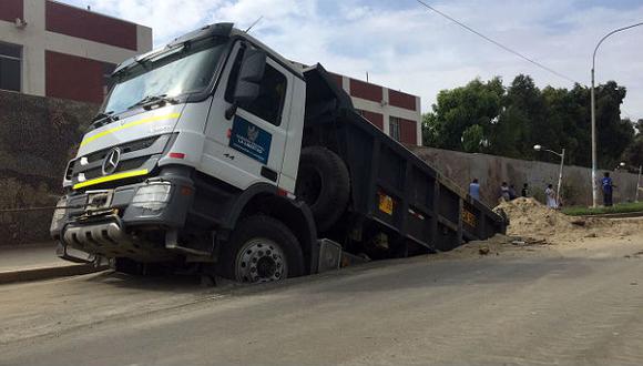 Trujillo: volquete se hunde en forado formado en concurrida vía