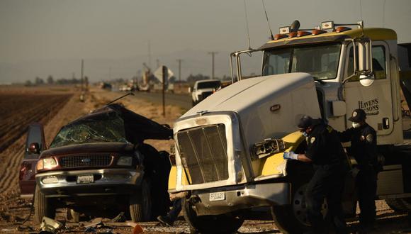 En esta foto de archivo tomada el 2 de marzo de 2021, los investigadores observan la escena de un accidente entre una camioneta y un camión cerca de Holtville, California. (Foto de Patrick T.FALLON / AFP).