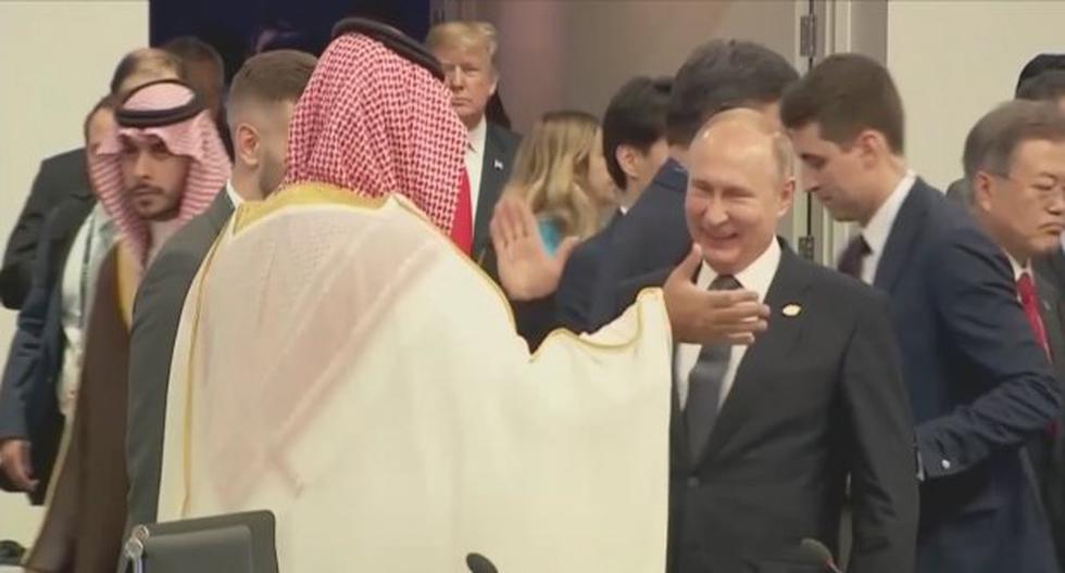 Putin dio una efusivo saludo al príncipe saudí Bin Salman, a pesar de los cuestionamientos en su contra. (Foto: captura de YouTube)