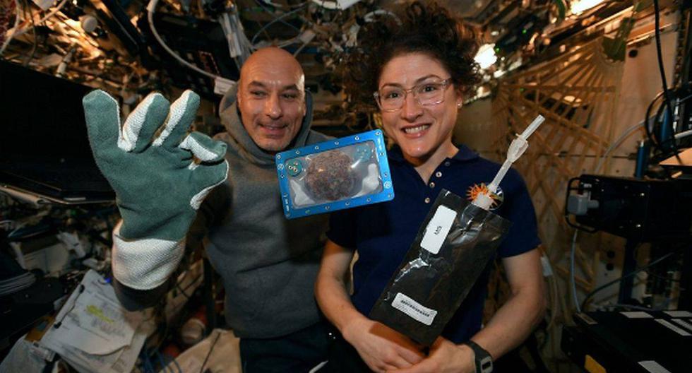 La astronauta de la NASA, Christina Koch, junto con Luca Parmitano, su homólogo italiano de la ESA posan junto a la galleta horneada en la EEI. (Foto: twitter / @Astro_Christina)