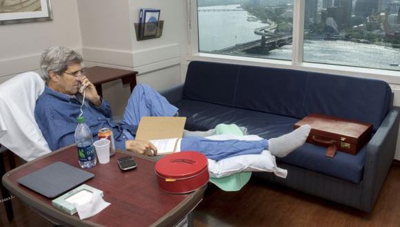 John Kerry tuitea foto desde el hospital tras fractura de fémur