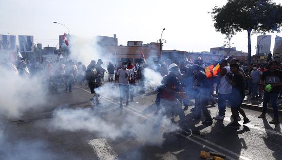 Con piedras y otros objetos contundentes, la turba de manifestantes atacó a la policía en las inmediaciones del Parque Universitario. (Foto: El Comercio)