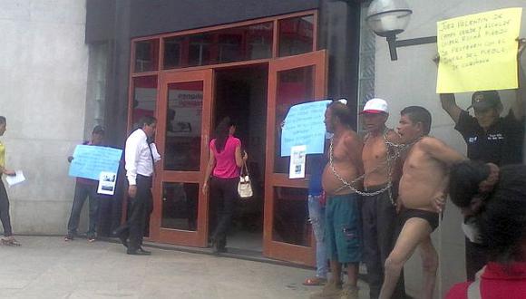 Pobladores protestan desnudos en la Corte Superior de Ucayali