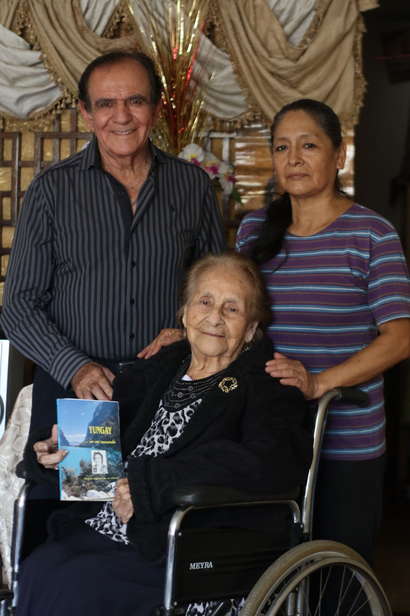 Graciela Ángeles y sus hijos, Carlos y Teddy, en una foto del 2019. Graciela falleció el 2021 a los 100 años. (Foto: Johnny Aurazo | Archivo Fotográfico GEC).