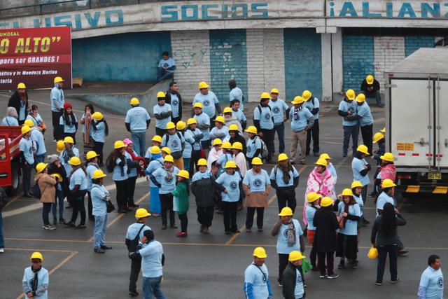 Un numeroso grupo de evangélicos llegó hasta la explanada del estadio de Alianza Lima. Lucían polos, tenían equipos de soldadura y borraron los símbolos del equipo de fútbol. (Foto: Lino Chipana / El Comercio)