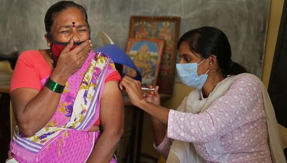 Una mujer recibe una dosis de la vacuna contra el coronavirus en un centro de vacunación gratuito en Bangalore, India. (EFE/JAGADEESH NV).