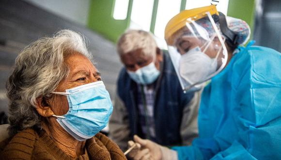 Personal sanitario inocula una dosis de la vacuna Pfizer-BioNTech contra el coronavirus COVID-19 a una persona mayor en Lima, Perú. (ERNESTO BENAVIDES / AFP).