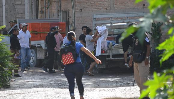 Miembros del Ejercito Mexicano y Policías Municipales resguardan la zona donde un grupo armado asesinó a un grupo de personas, hoy, en la localidad de Petaquillas, municipio de Chilpancingo en Guerrero (México).