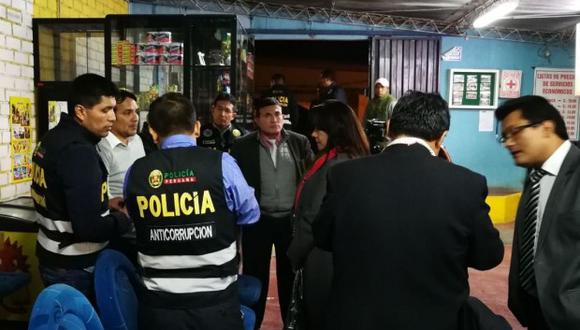 La misma medida le alcanza al abogado Alex Antonio Loyola Santos, imputado como supuesto instigador y cómplice del presunto delito. Ambos imputados fueron detenidos la noche del 11 de abril por agentes de la Policía Anticorrupción y representantes del Ministerio Público (Foto: cortesía Áncash noticias)