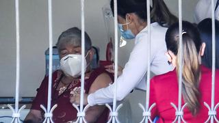 Costa Rica aplica las primeras vacunas contra el coronavirus a dos adultos mayores 