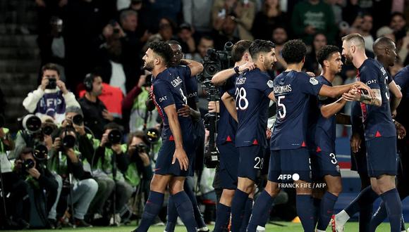 Paris Saint-Germain's Portuguese forward #09 Goncalo Ramos (L) celebrates with team mates after scoring a goal during the French L1 football match between Paris Saint-Germain (PSG) and Olympique de Marseille (OM) at The Parc des Princes Stadium in Paris on September 24, 2023. (Photo by FRANCK FIFE / AFP)