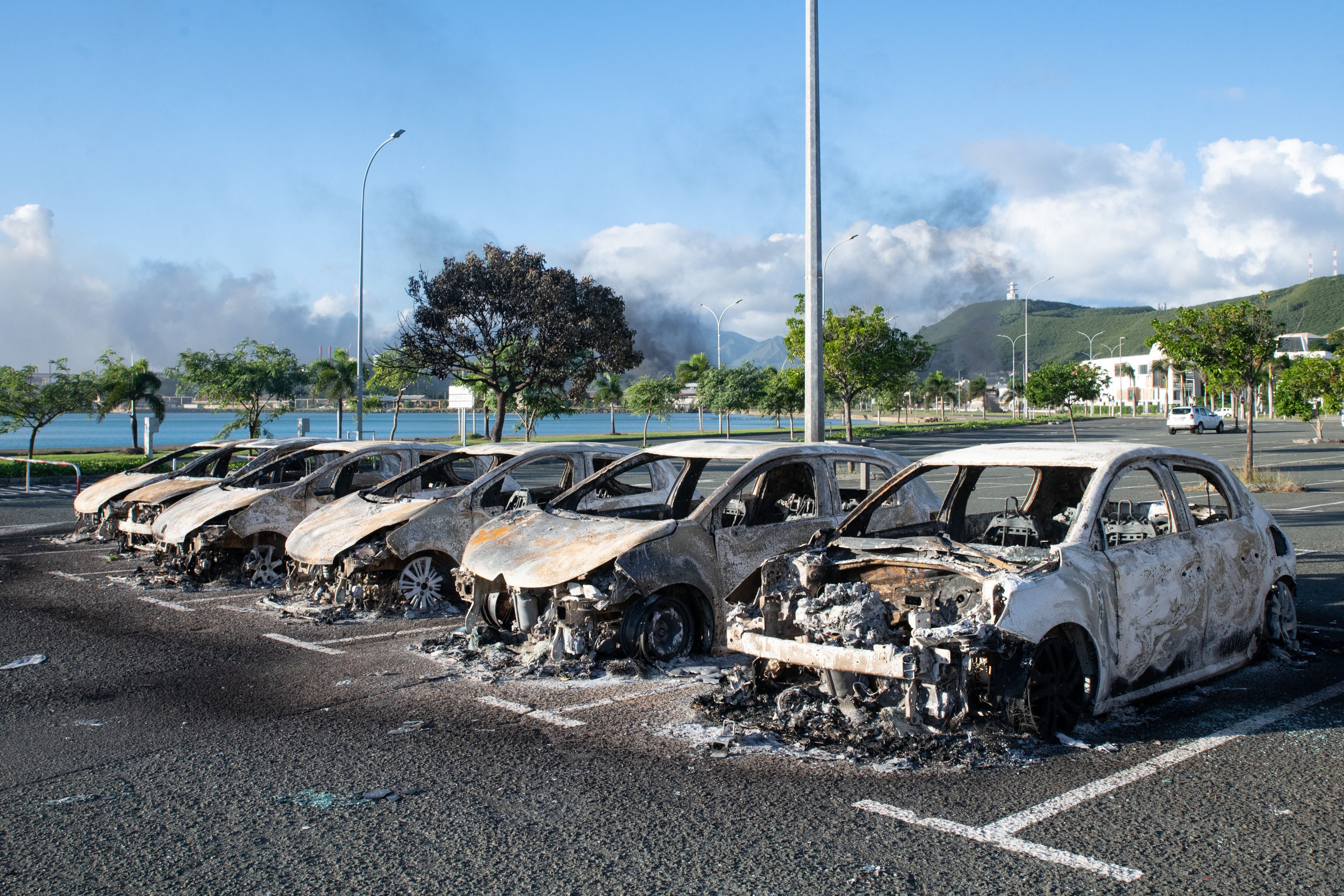 Varios vehículos fueron incendiados, muy cerca de un hospital de la capital de Nueva Caledonia. (Foto: AFP)