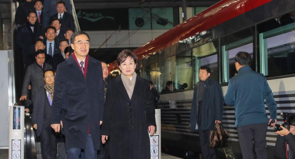 El Ministro de Unificación de Corea del Sur, Cho Myoung-gyon, y otros funcionarios de alto rango, se dirigen a un tren especial en la Estación de Seúl, Corea del Sur, para ir a Kaesong, Corea del Norte. (Foto: EFE)