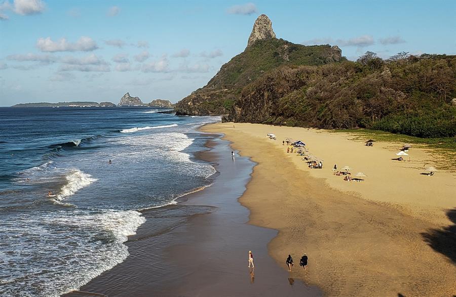 Con vegetación exhuberante, formaciones rocosas y playas con aguas cristalinas en tonos verde y azules que dejan ver coloridos peces, tortugas marinas o rayas, Noronha ha entrado en el punto de mira de Bolsonaro, quien ha expresado su deseo de que los cruceros regresen ahora a este archipiélago volcánico situado en Pernambuco (nordeste). (Foto: EFE/ Waldheim Montoya)