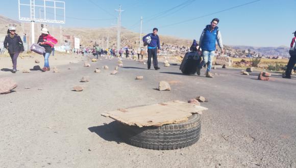 Varios tramos viales de la región Puno amanecieron bloqueados en diferentes sectores por el paro de 24 horas que acatan algunas organizaciones sociales. (Foto: Carlos Fernández)