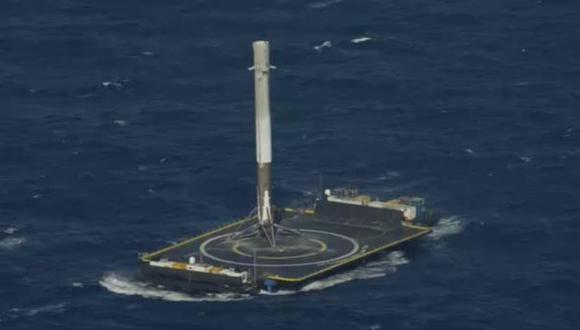 SpaceX logra el primer descenso vertical de un cohete en el mar