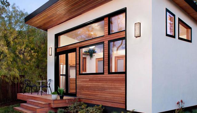 Juega con los materiales. El exterior de esta casa tiene detalles en madera que le dan un aspecto más cálido. A esto se suma el contraste con las paredes blancas y los marcos de ventanas. (Foto: avavasystems.com)