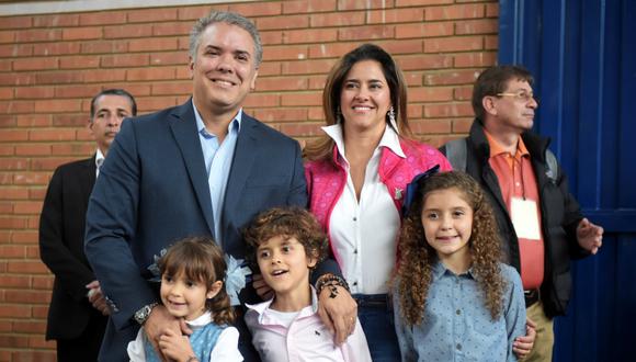 Iván Duque junto con su esposa, María Juliana Ruiz, y sus hijas durante la jornada de elecciones en Colombia. (Foto: AFP/Raúl Arboleda)