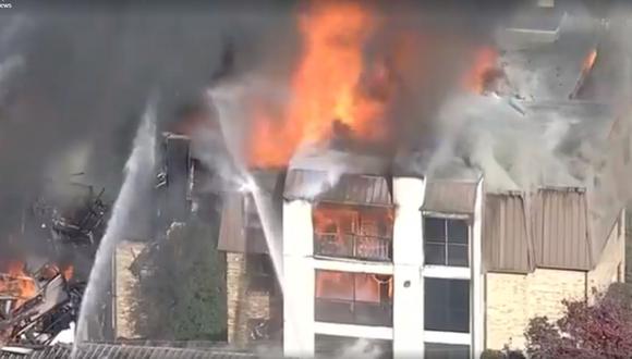 Texas: bomberos combaten un gran incendio en complejo residencial de Lake Highland. (Captura de video: wtkr.com).