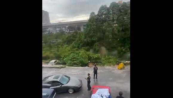 Un deslizamiento de tierra se “tragó” en segundos cinco autos en Malasia. (Captura de video).