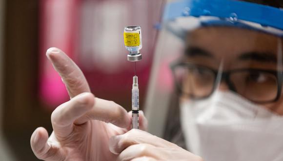 "Estas vacunas que ya se comienzan a usar ¡no son experimentales!". (Foto: Eric Lee / Bloomberg).