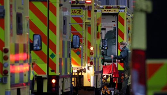 Un paciente es ingresado al hospital Royal London en Londres el 28 de diciembre de 2021, en pleno auge de la pandemia de coronavirus. (Hollie Adams / AFP).
