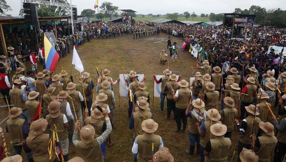 Miembros de la guardia campesina se reúnen en Casa Roja, en San Vicente del Caguán (Colombia). El Estado Mayor Central (EMC), principal disidencia de las antiguas FARC, anunció este domingo que se instalará oficialmente la mesa de diálogo de paz con el Gobierno de Colombia el próximo 16 de mayo. (EFE/ Ernesto Guzmán)