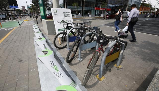 Así se encuentran las estaciones de bicicletas públicas instaladas en noviembre, en la Avenida Rivera Navarrete (cruce con Amador Reyna) y en la nueva Plaza Bollar. (Fotos: Piko Tamashiro / El Comercio)