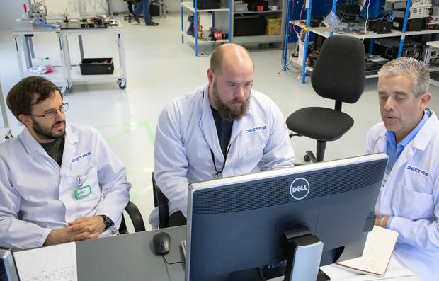 Tullio Barbui, Novimir Pablant y Luis Delgado-Aparicio, de PPPL, trabajan en su detector multienergético de rayos X blandos (ME-SXR) en DECTRIS, la empresa que fabricó el dispositivo en el que se basó su sistema de detección. (Foto: PPPL)