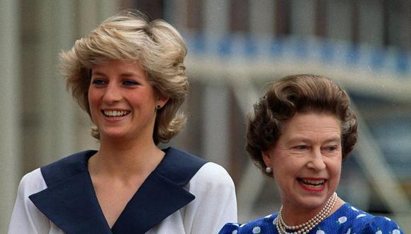 En esta fotografía del 4 de agosto de 1987 la princesa Diana de Gales y la reina Isabel II de Gran Bretaña sonríen a la gente fuera de Clarence House en Londres. (Foto AP/Martin Cleaver, archivo).