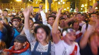 Fiesta de los hinchas en Plaza de Armas por triunfo peruano
