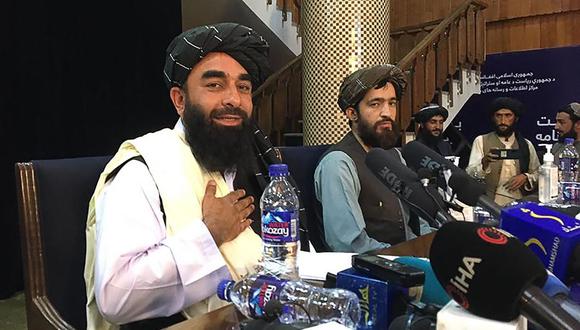 El portavoz de los talibanes, Zabihullah Mujahid (izq.) celebra la primera conferencia de prensa en Kabul el 17 de agosto de 2021 después de la impresionante toma de Afganistán. (Hoshang HASHIMI / AFP).