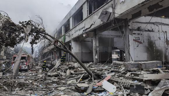 Cuerpos de rescate buscan víctimas en un edificio dañado por la explosión de una tubería de gas que dejó al menos 25 muertos y casi 140 heridos en Shiyan, en la provincia de Hubei, en el centro de China. (Foto por - / CNS / AFP).