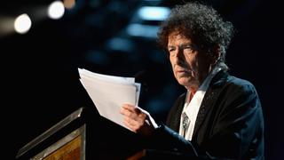 A puño y letra de un robot: Bob Dylan vendió cientos de libros autografiados, pero eran firmados por una máquina