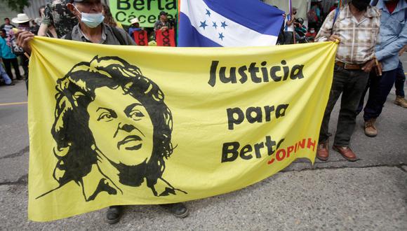 Los manifestantes sostienen una pancarta que dice "Justicia para Berta" mientras protestan frente a la Corte Suprema durante el juicio de Roberto David Castillo, exalto ejecutivo de Desarrollos Energéticos (DESA), en Tegucigalpa, Honduras.