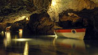 Belleza oculta: Navega por este espectacular río subterráneo