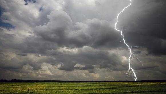 Si estás de pie en campo abierto durante una tormenta eléctrica, lo más probable es que el rayo te impacte. (Foto: Pezibear en pixabay.com / Bajo licencia Creative Commons)