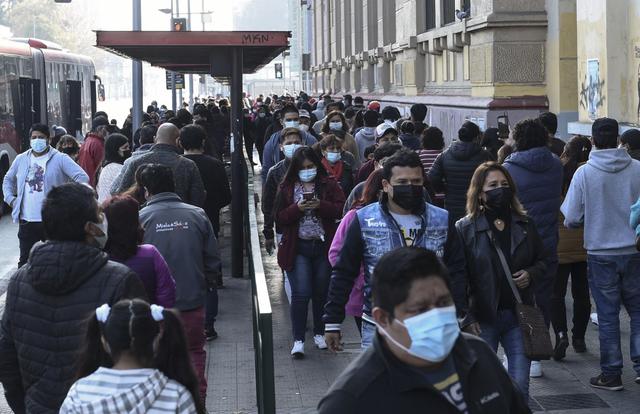 La comunidad peruana en Chile es una de las más numerosas y en esta ocasión son 117.000 ciudadanos los que están llamados a las urnas en distintas ciudades del país, como Santiago, Arica, Iquique, Antofagasta, Copiapó y Concepción. (Foto: Martin BERNETTI / AFP).
