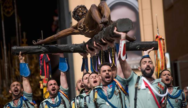 Spanish legionnaires carry a crucifix figure depicting 'El Cristo de la Buena Muerte' (Christ of the Good Death) to Santo Domingo de Guzman church during the 'Cristo de Mena' Holy Week procession on March 29, 2018 in Malaga, southern Spain.  Christian believers around the world mark the Holy Week of Easter in celebration of the crucifixion and resurrection of Jesus Christ. / AFP / Jorge Guerrero