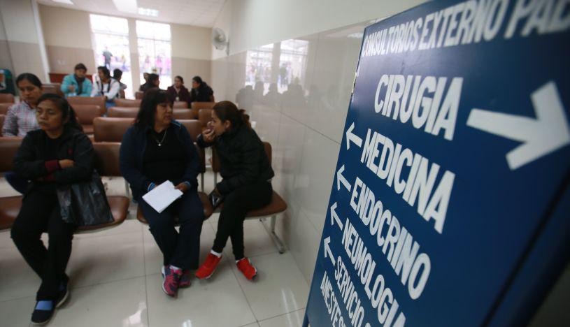 La visita a un hospital de Essalud y Minsa se encuentra en segundo y cuarto lugar en la preferencia de limeños ante un problema de salud, según Lima Cómo Vamos. (Archivo El Comercio)