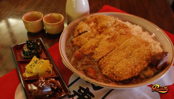 El chicken katsu kare es un plato de comida de confort que se disfruta mucho en Japón. Se trata de un apanado de pollo acompañado de un delicioso curry japonés y arroz.