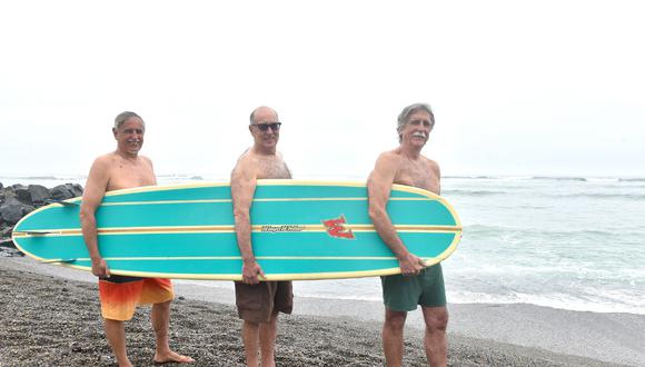 Carlos Barreda, Ricardo Bouroncle y Wayo Whilar comenzaron a surfear en la década del sesenta y solo la pandemia los hizo parar momentáneamente. (Foto: Javier Zapata).