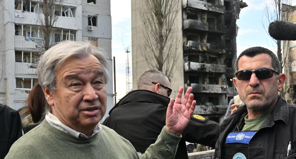 El secretario general de la ONU, Antonio Guterres, hace gestos mientras camina durante su visita a Borodianka, en las afueras de Kiev, Ucrania, el 28 de abril de 2022. (Serguéi SUPINSKY / AFP).