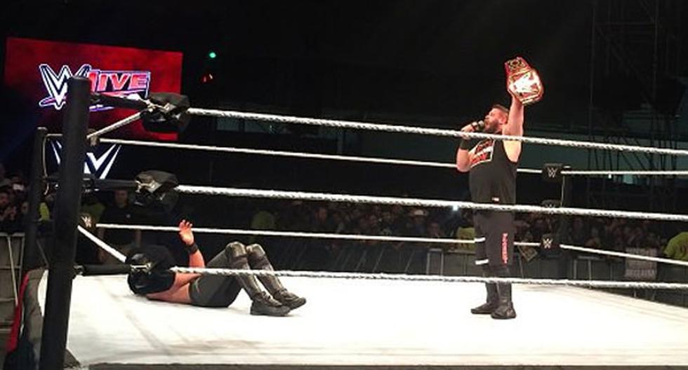 Kevin Owens retuvo el título universal ante Seth Rollins en el main event de WWE Lima | Foto: Twitter