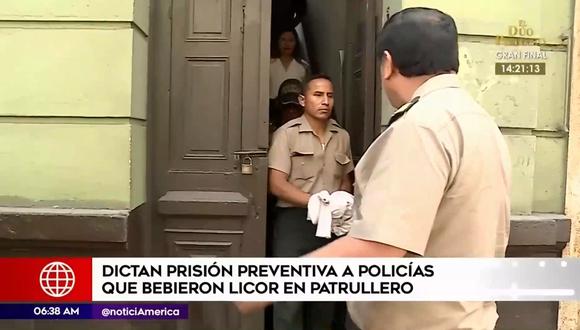 Los dos suboficiales fueron grabados bebiendo licor junto a dos mujeres en un patrullero. (Foto: Captura América Noticias)